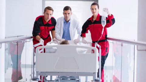 Özel hastane ücret iadesi yapmazsa, ALO 170 veya SGK il/ilçe müdürlüklerine başvurarak inceleme başlatabilirsiniz.