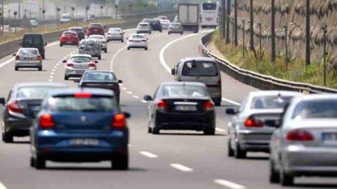 Aracın yaşı, donanımları, kullanım şekli ve geçmiş kazaları kasko fiyatını belirlemede etkili faktörlerdir.