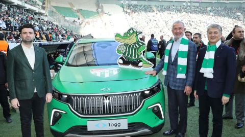 Togg sahaya indi! Bursaspor’un tribün ve forma sponsoru oldu