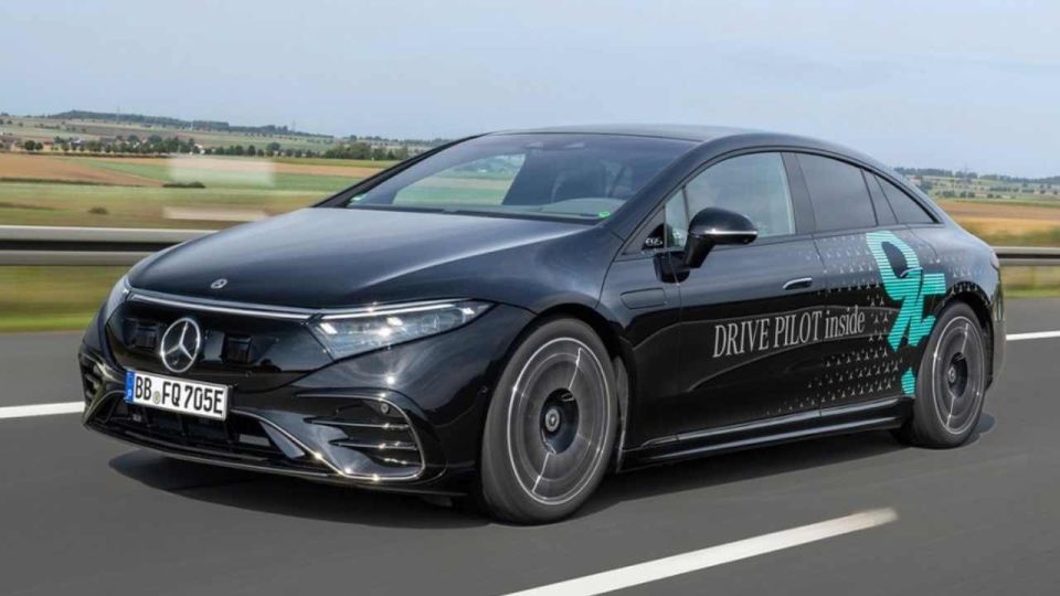 Almanya'dan Mercedes'e otonom sürüş izni: 95 kilometre hızda sürücüsüz kullanılabilecek