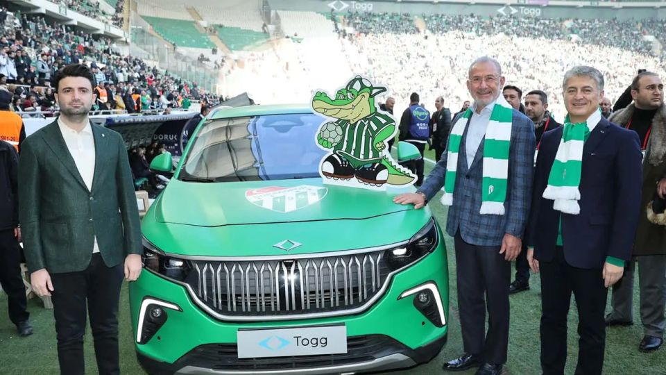 Togg sahaya indi! Bursaspor’un tribün ve forma sponsoru oldu