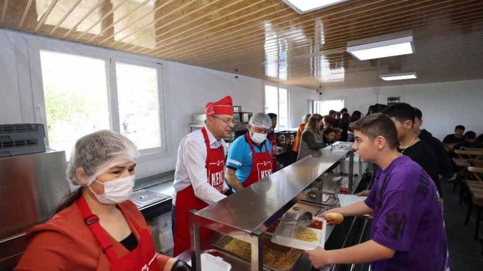 Öğrenciler doya doya yiyecek! 20 TL'lik menüsü bulunan kent lokantası açıldı