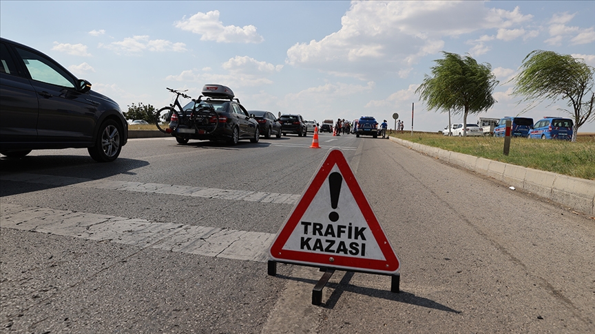 2025 yılında trafik cezaları, Yeniden Değerleme Oranı (YDO) doğrultusunda %42 ila %50 arasında zamlanarak, hız limiti ihlali ve kırmızı ışıkta geçme gibi cezaların 2200 TL’ye yükselmesi bekleniyor.