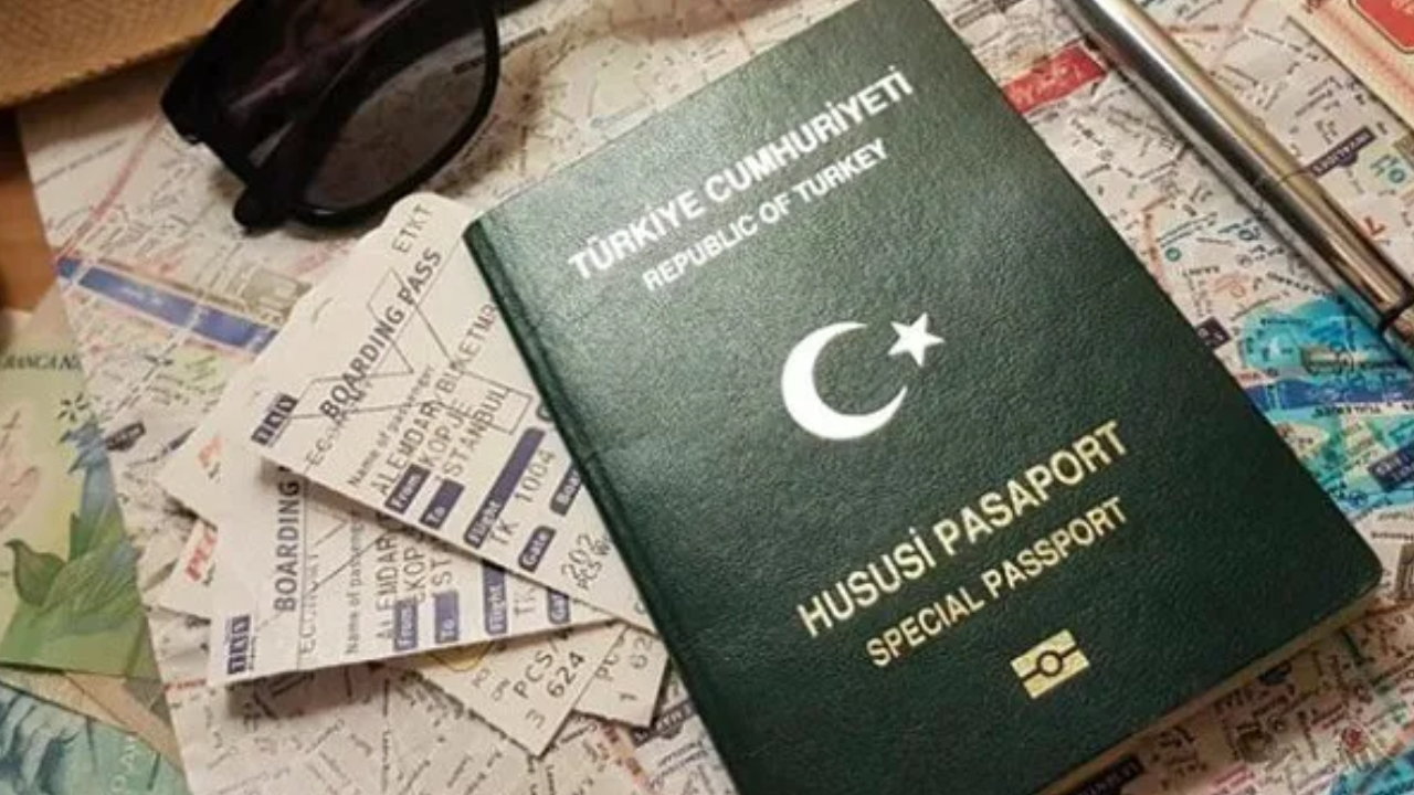 Yeşil pasaport fiyatlarında defter bedeli zamlandı. Memurlara ve ailelerine verilen,