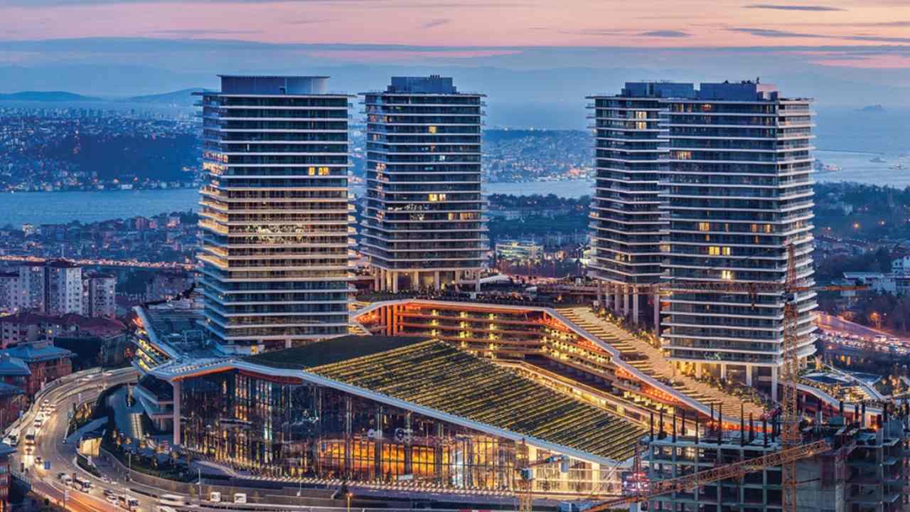 Zorlu Holding, İstanbul'un para basan alışveriş merkezini 55 milyar TL'ye