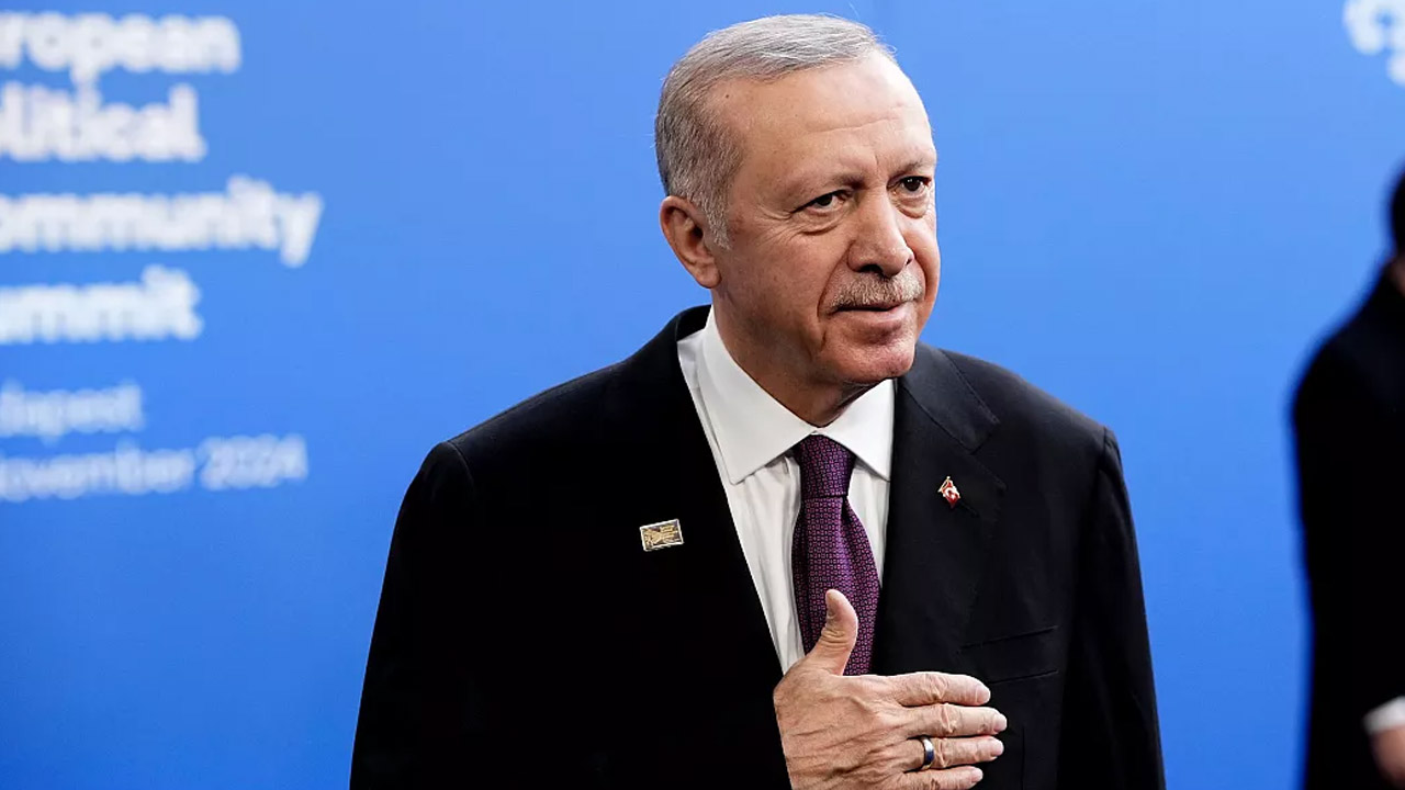 Cumhurbaşkanı Erdoğan, Mısır’ın başkenti Kahire’de düzenlenen D-8 Zirvesi dönüşü uçakta