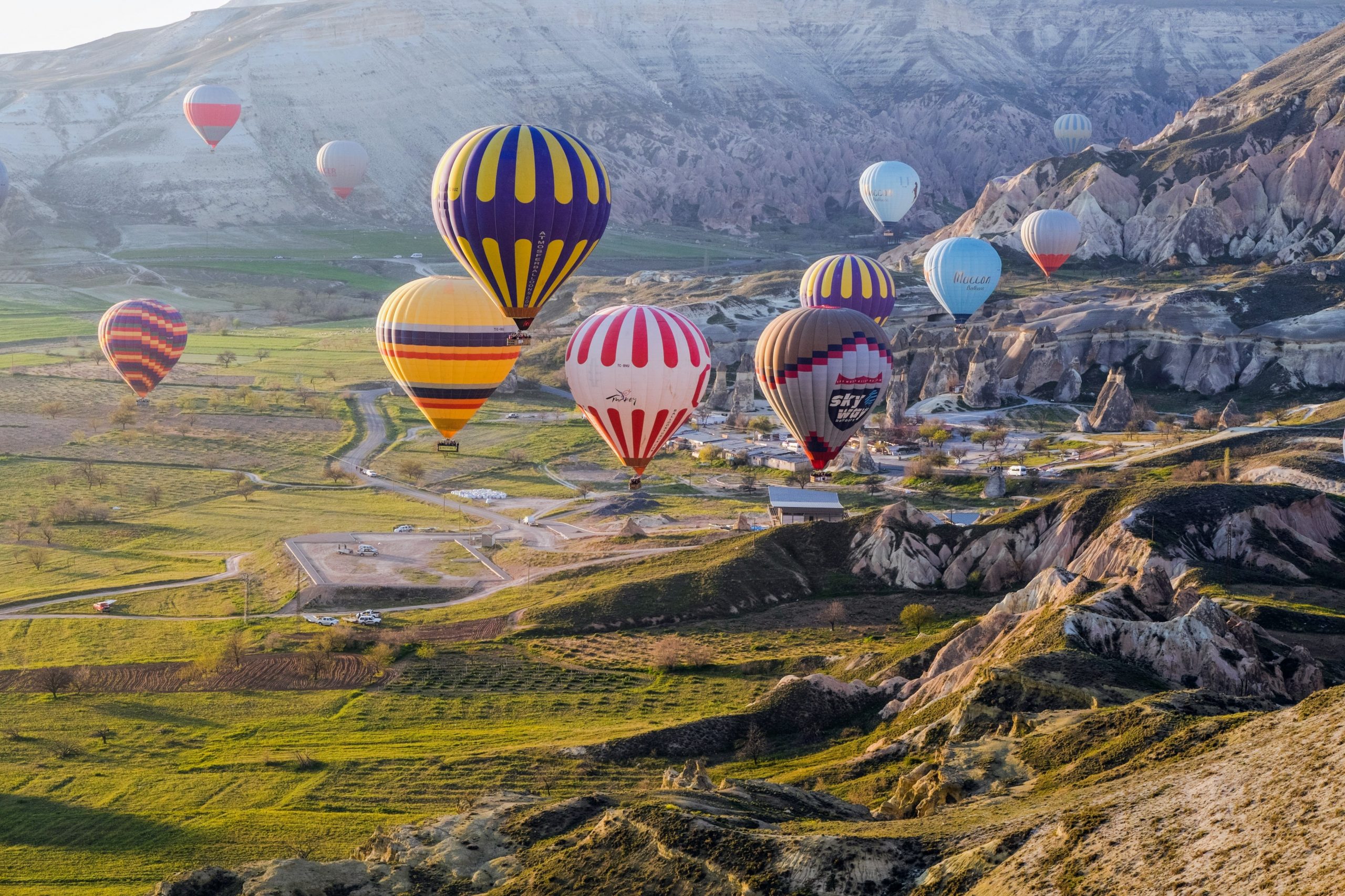 Kapadokya'da balon turuna katılmak isterseniz sabah saatlerinin serin havasını gözardı etmeyin. 