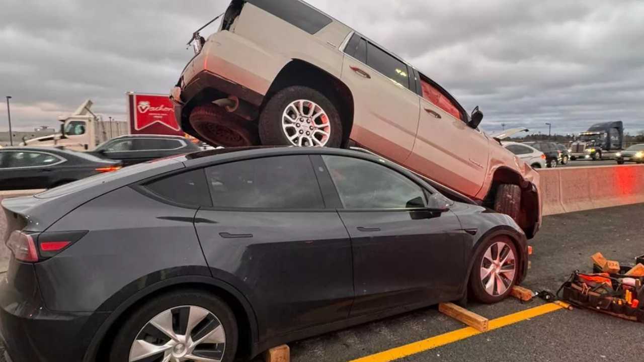 Tesla'nın cam tavanı meydana gelen kazada yolculara zarar vermeden durumu atlattı. 