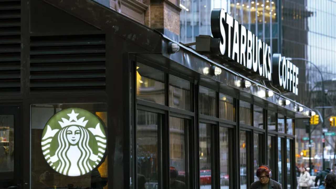 Starbucks, büyük bir işten çıkarmaya hazırlanıyor! Boykot ve Çinli rakipleri gardını düşürdü