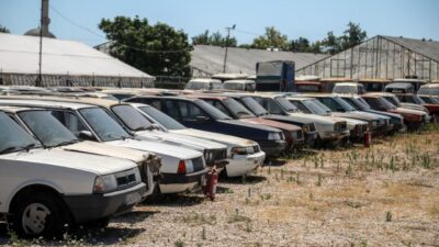 İstanbul'da Yediemin otoparkında sahiplerince yeniden alınmayan binlerce araç çürümeye bırakılmış