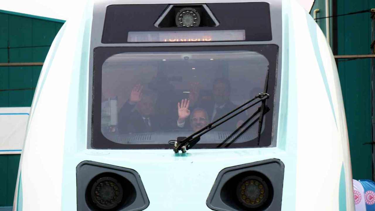 İlk kaynağı Bakan Uraloğlu yaptı! Milli elektrikli tren üretimi başladı