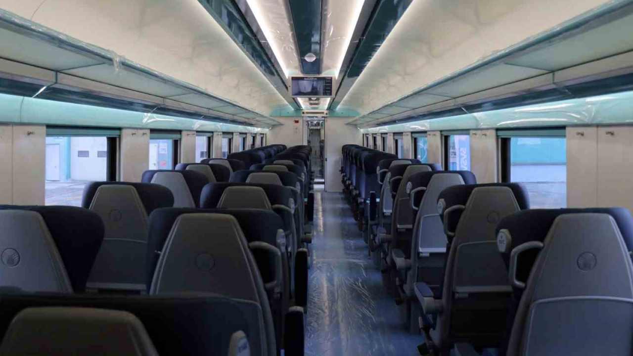 İlk kaynağı Bakan Uraloğlu yaptı! Milli elektrikli tren üretimi başladı