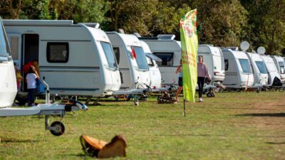 Antalya'nın Muratpaşa ilçesi Lara bölgesinde karavan severlerin dört gözle beklediği
