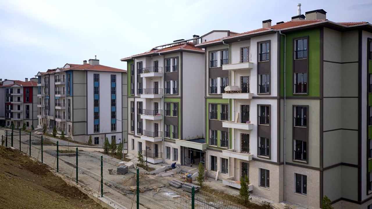 TOKİ, depreme dayanıklı konutlarının kampanyasını sürdürüyor. Bu çerçevede 2+1 ve