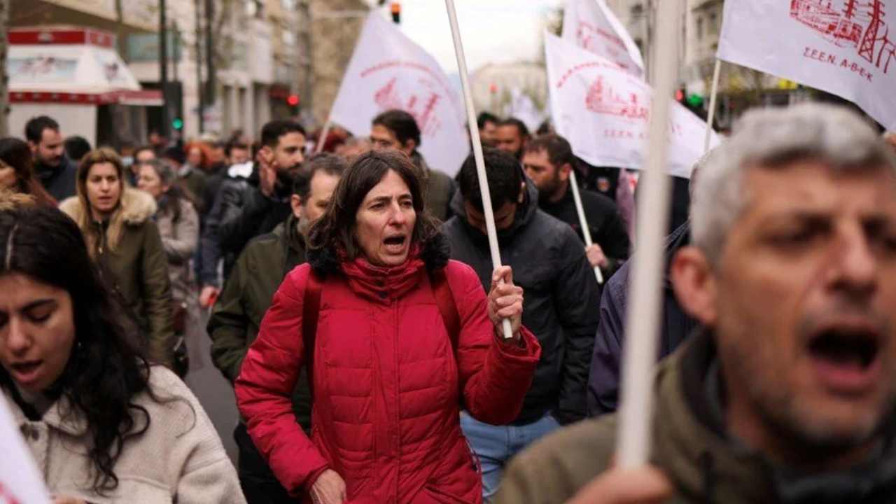 Komşu Yunanistan'da işçiler çalışma şartları ve maaşlarının iyileştirilmesi isteğiyle bir