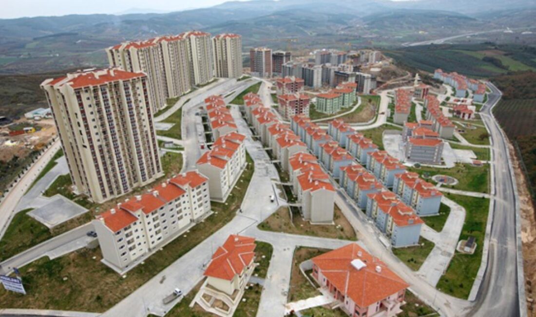 Toplu Konut İdaresi Başkanlığı Başkanı Mustafa Levent Sungur, ev sahibi